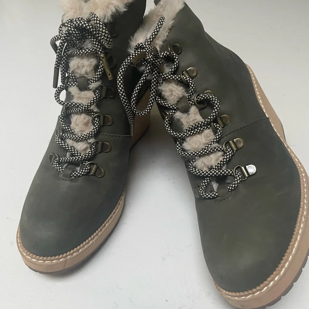 Toms Dark Green Wedge Boots with Tan Sole